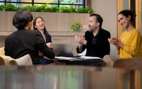 excited-people-clapping-snapshare